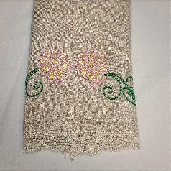 LOT OF 6, VINTAGE linens, towel, doily, Handkerchief embroidered - Picture 2 of 8